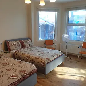 Luxury Spacious 2 Bedroom 4 Mins From Ilford Stn. Free Parking Apartamento